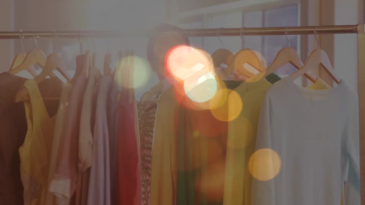 다채로운 보케 효과로 둘러싸인 쇼핑을 하는 여자