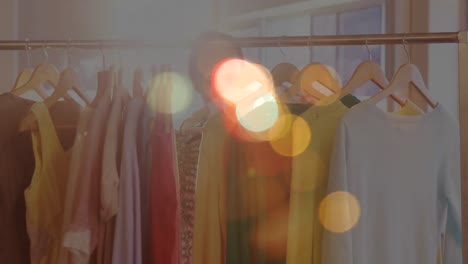 mujer haciendo compras rodeada por el colorido efecto bokeh