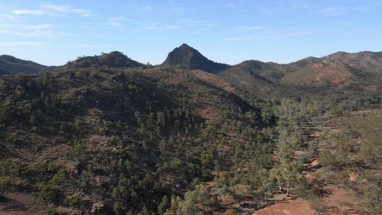 Sorvolo della valle di Willow Creek, verso la cima della montagna, paesaggio naturale, Flinders Ranges