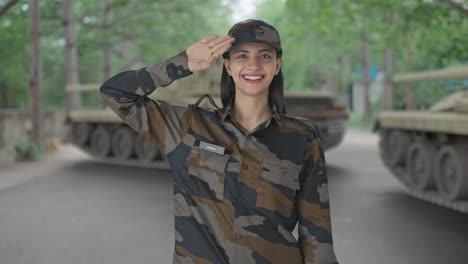 mujer india feliz oficial del ejército saludando