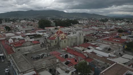 Vuelo-Bajo-A-La-Arquitectura-Colonial-Del-Templo-De-San-Felipe-Neri,-Oaxaca