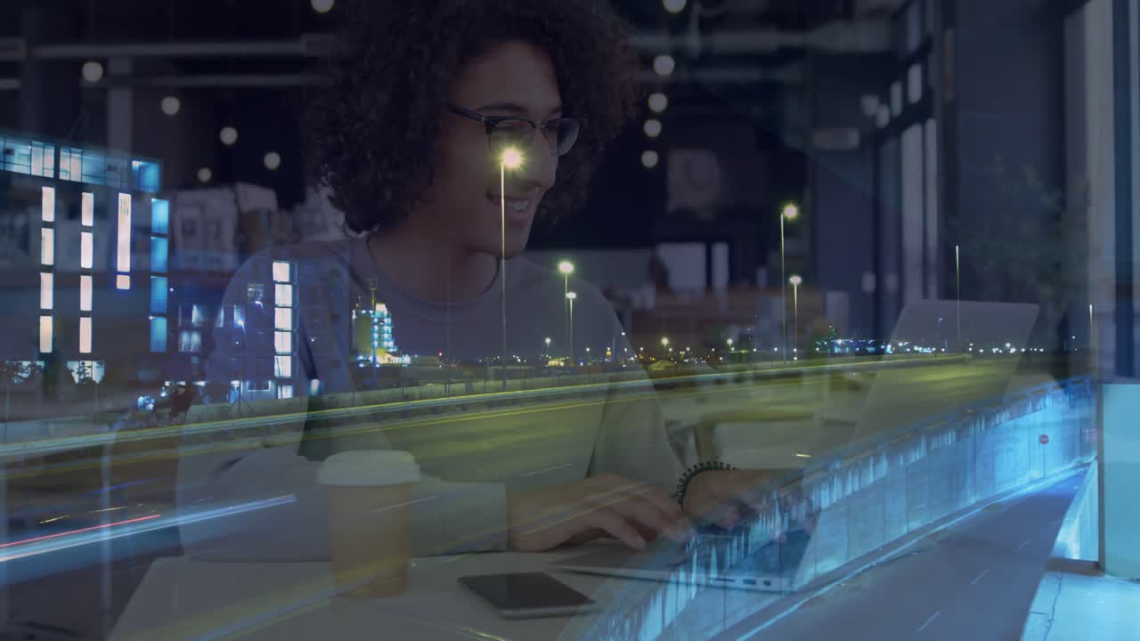 카페에서 노트북을 사용하는 미소 짓는 여성의 애니메이션, 밤에 도시에서 교통을 가속화합니다.