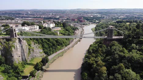 vista aérea de paralaje del puente colgante de clifton en un día soleado