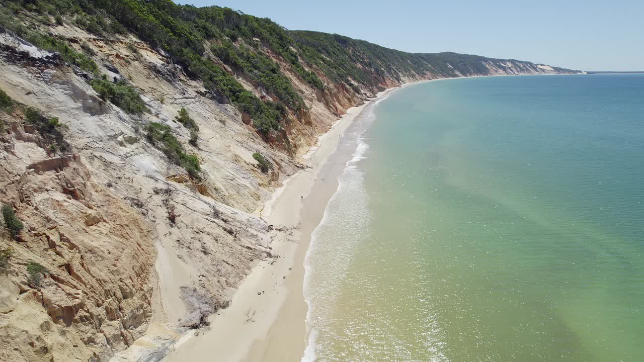 vibrante playa de arena e impresionantes acantilados costeros en la ciudad de rainbow beach en queensland, australia
