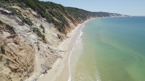 Lebendiger-Sandstrand-Und-Atemberaubende-Küstenklippen-In-Der-Stadt-Rainbow-Beach-In-Queensland,-Australien