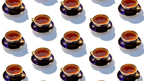 el fondo de las tazas con té