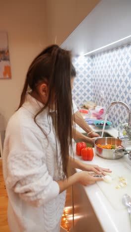 pareja cocinando juntos en la cocina