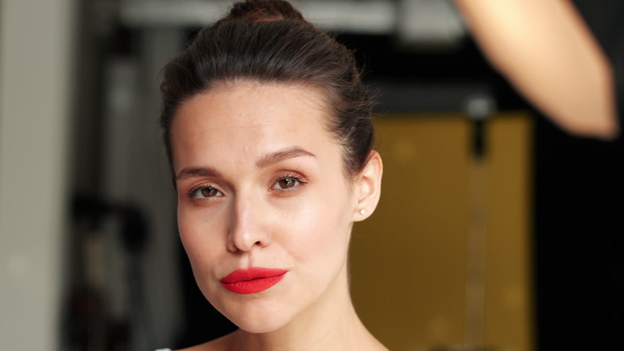 mujer con lápiz labial rojo en el estudio