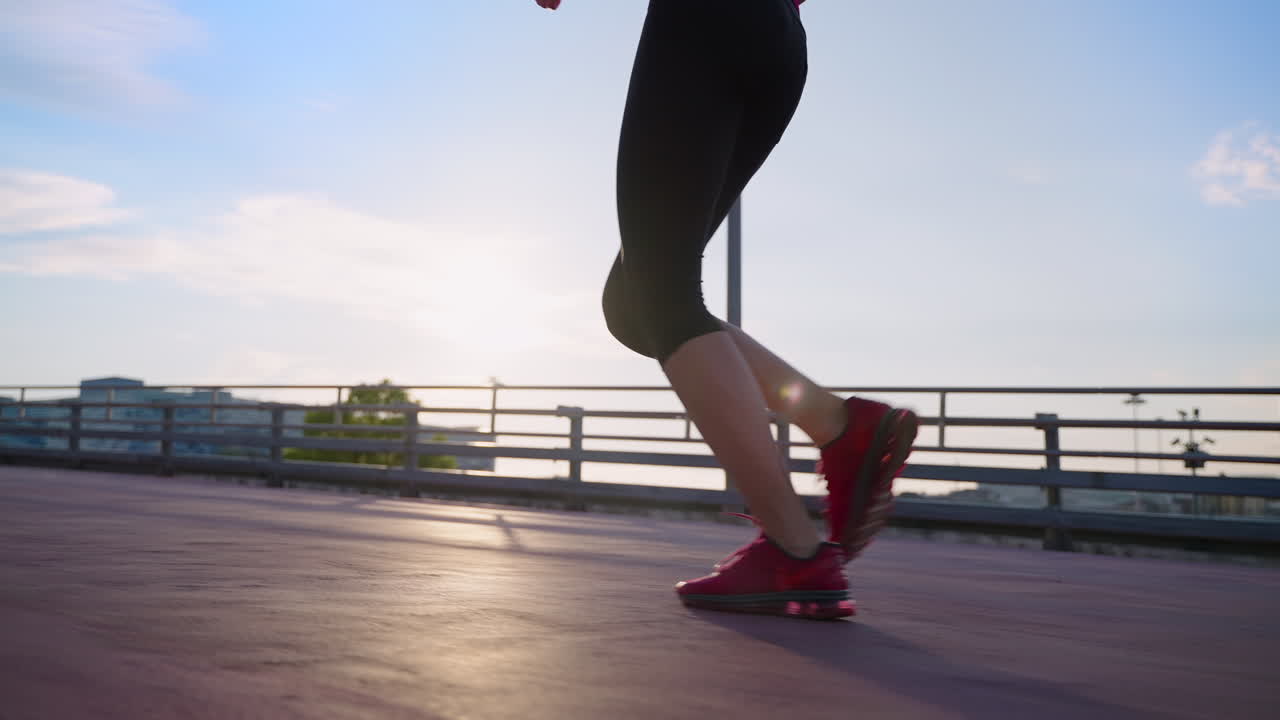 mujer corriendo al aire libre
