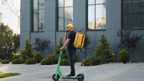 persona de entrega en scooter eléctrico