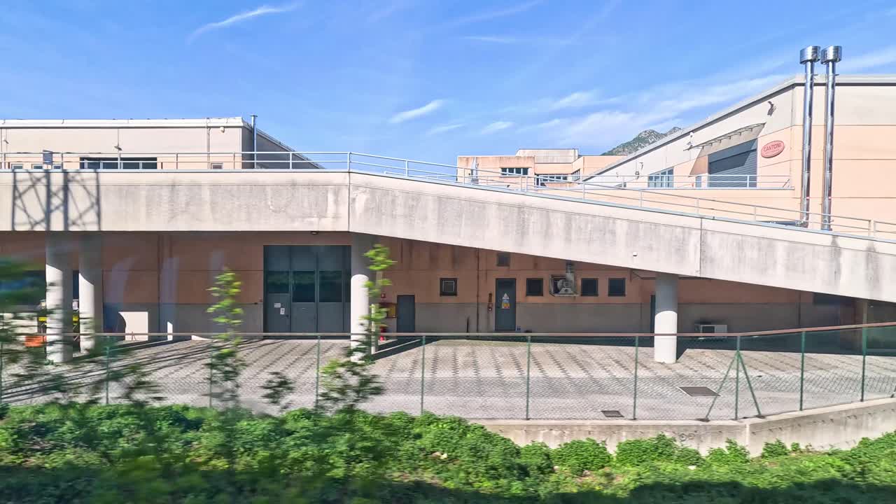 밀라노의 산업 및 주거 구역을 통과합니다.