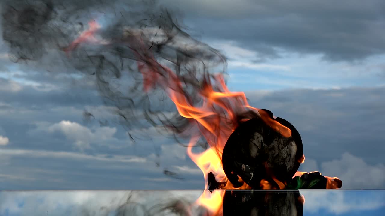 구름 인 하늘 배경의 공간에서 거울에 오래된 녹색 시계를 태우고