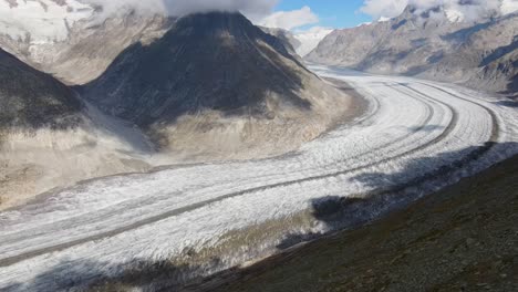 Langsamer-Schwenk-Nach-Oben-Beim-Fliegen-In-Richtung-Aletschgletscher,-Schweiz-Tagsüber-Im-Sommer