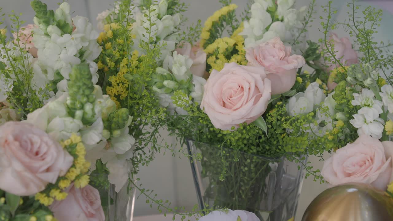 핑크색 장미와 색 꽃이 꽃병에