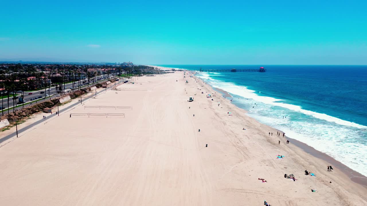 멀리 떨어져 있으며 캘리포니아의 헌팅턴 비치의 부두를 향해 날아가고 있습니다.