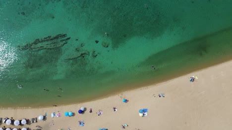 Vista-Aérea-De-La-Costa-De-La-Playa-De-Kalogria-De-Sandy-Paralia-Kalogria-Cerca-De-Nikiti-Y-Elia-Nikitis-En-Halkidiki,-Grecia