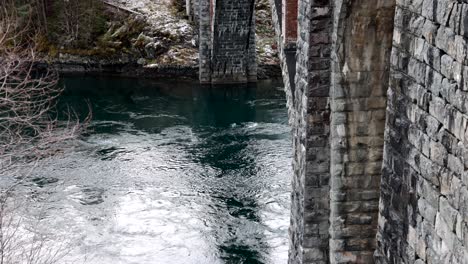 Powerful-sea-current-under-the-Skodjebruene,-just-outside-the-city-of-Ålesund