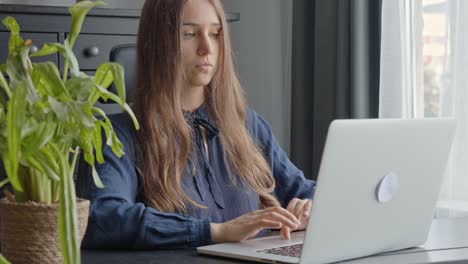 Primer-Plano-Medio-De-Una-Mujer-Joven-Totalmente-Concentrada-Trabajando-Duro-En-La-Oficina