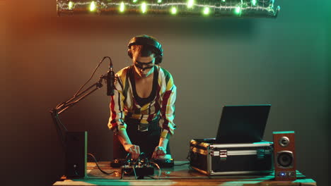 disc jockey femenina haciendo oración manos señal en el escenario