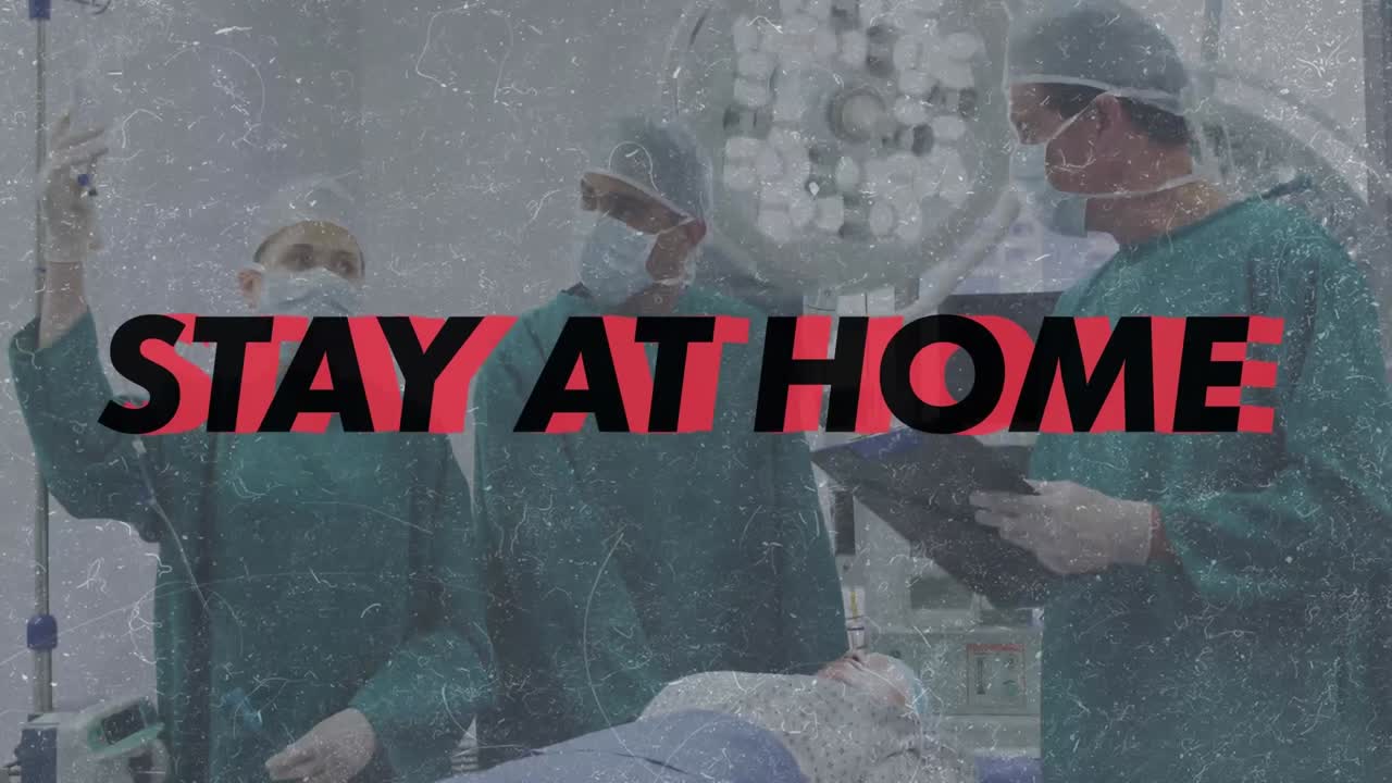 집에서 지내고 안전하세요 수술실에서 수술을 하는 외과 의사 팀에 대한 텍스트