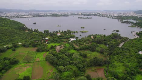 Vista-Panorámica-Aérea-Del-Lago-Fateh-Sagar-En-Un-Día-Nublado,-Udaipur