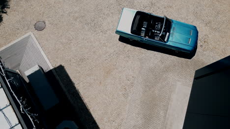 vista aérea de un coche antiguo estacionado