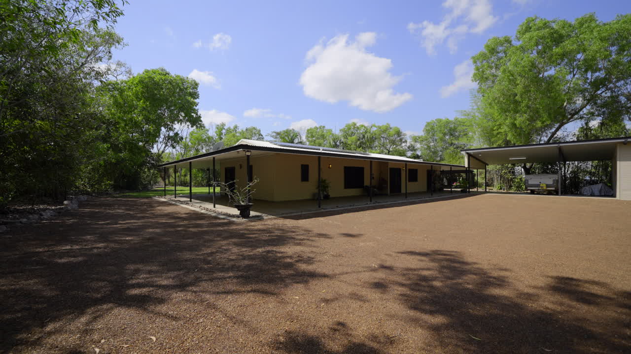 espaciosa casa a nivel del suelo con cochera cubierta