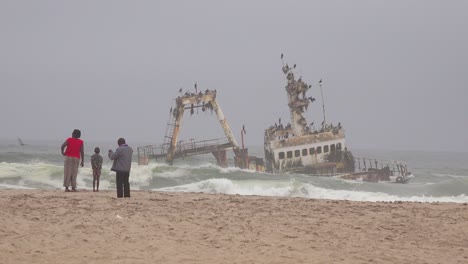 Ein-Gruseliger-Schiffswrack-Geerdeter-Fischtrawler-Sitzt-In-Atlantikwellen-Entlang-Der-Skelettküste-Namibias-3