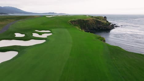 drohnen-aufnahme des 6. lochs bei pebble beach golf links neben dem ozean in kalifornien