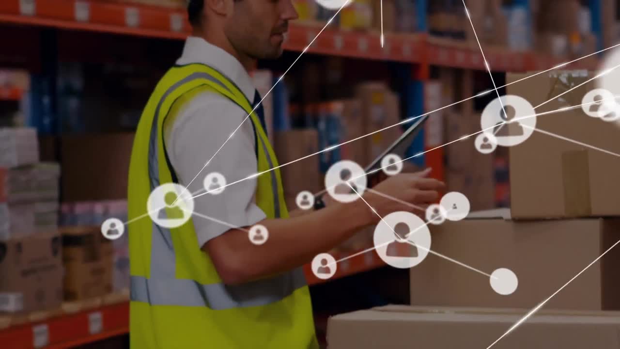 animación de iconos de perfil conectados con líneas sobre hombre caucásico usando tableta y cargando cajas.