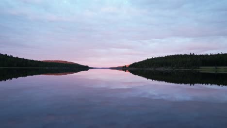 Sonnenuntergang-über-Wasser-In-Finnland,-Aufgenommen-Mit-DJI-Air2s