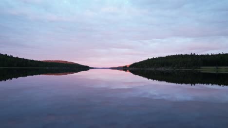 puesta de sol sobre el agua en finlandia tomada con dji air2s