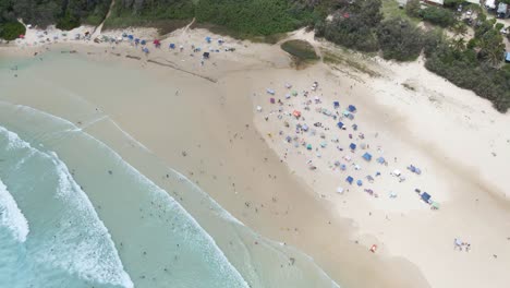 Zelte-Bauen-Am-Sandstrand-Des-Strandes-Für-Campground---Menschen-Am-Zylinderstrand,-Minjerribah,-Qld,-Australien