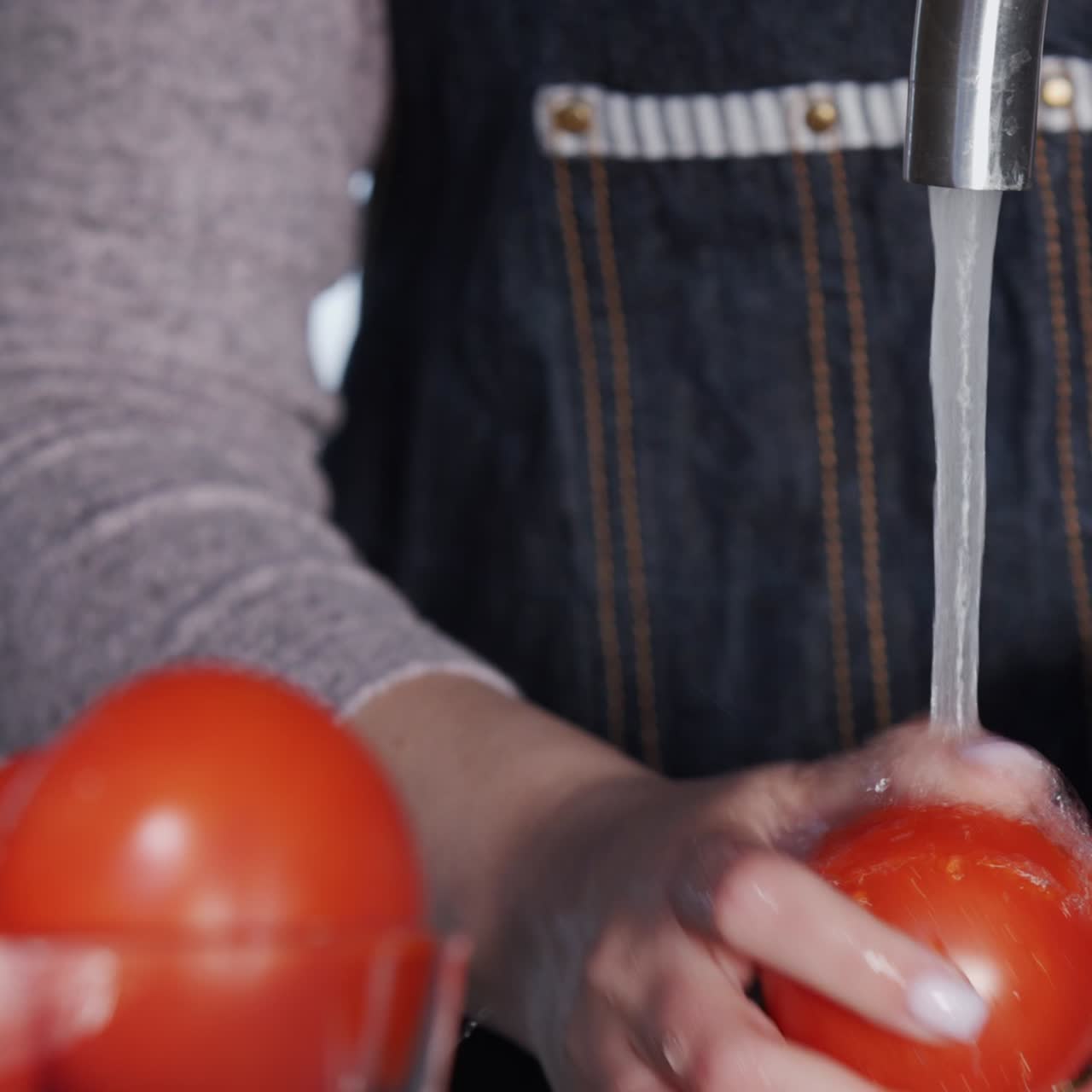 manos de una mujer bajo un chorro de agua del grifo