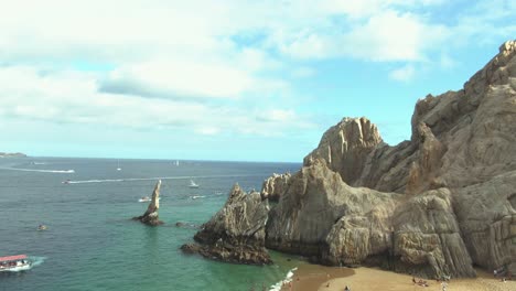 Toma-Aerea-De-Lanchas-En-El-Arco-De-Los-Cabos,-Baja-California-Sur-3