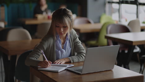 felicidad mujer asiática atractiva que trabaja con una computadora portátil pensando en obtener ideas y requisitos en el inicio de negocios en una oficina moderna o espacio de trabajo compartido concepto de inicio de negocios