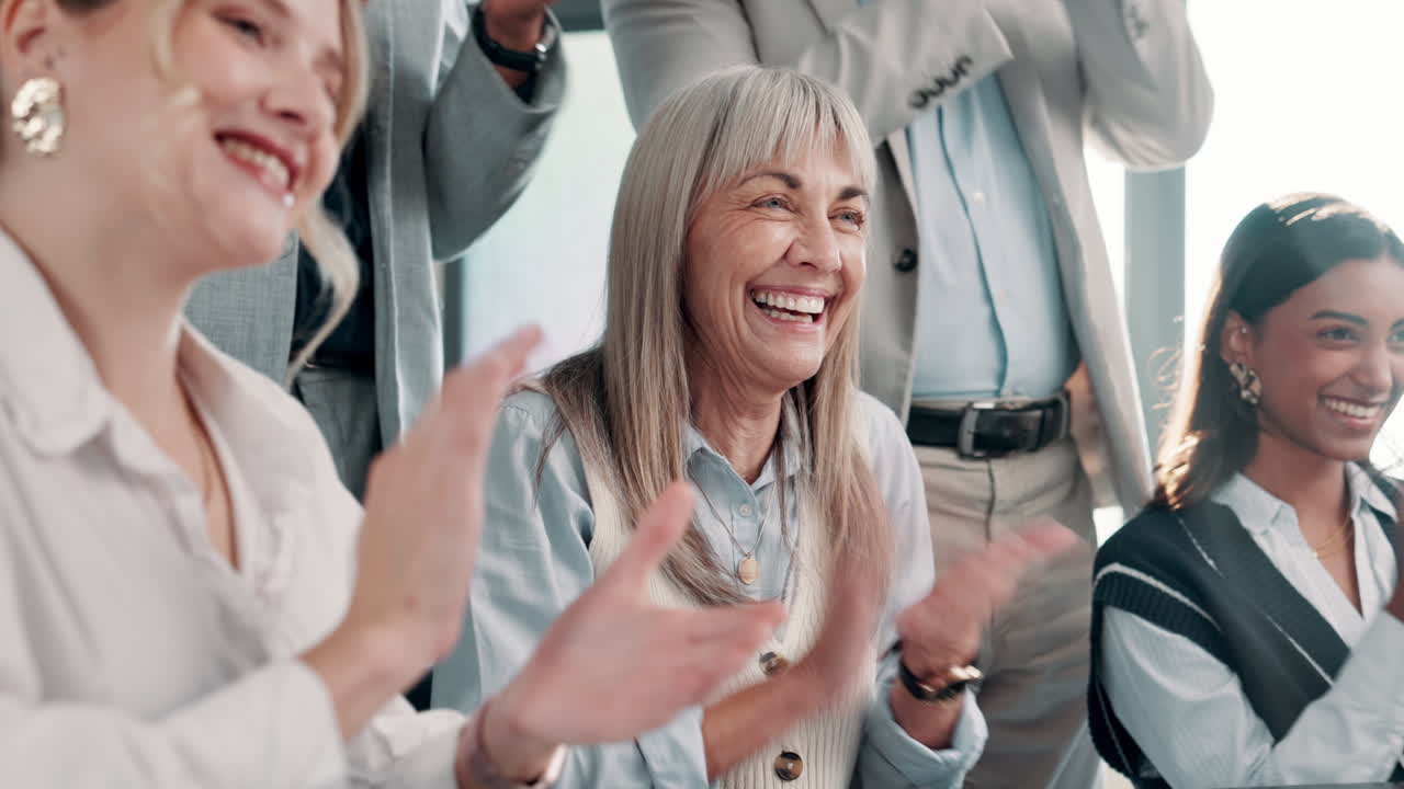 бизнес-команда празднует успех на встрече в офисе