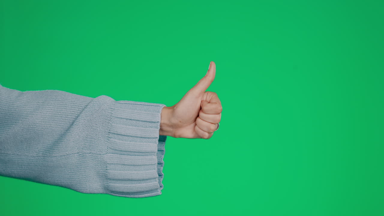 mano, pulgares hacia arriba y aprobación en una pantalla verde