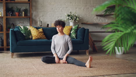 mujer practicando yoga en casa