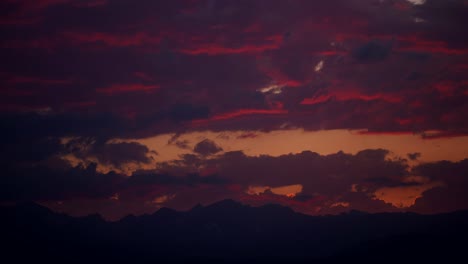 Lapso-De-Tiempo-Del-Cielo-Ardiente-Sobre-Las-Montañas-Rocosas