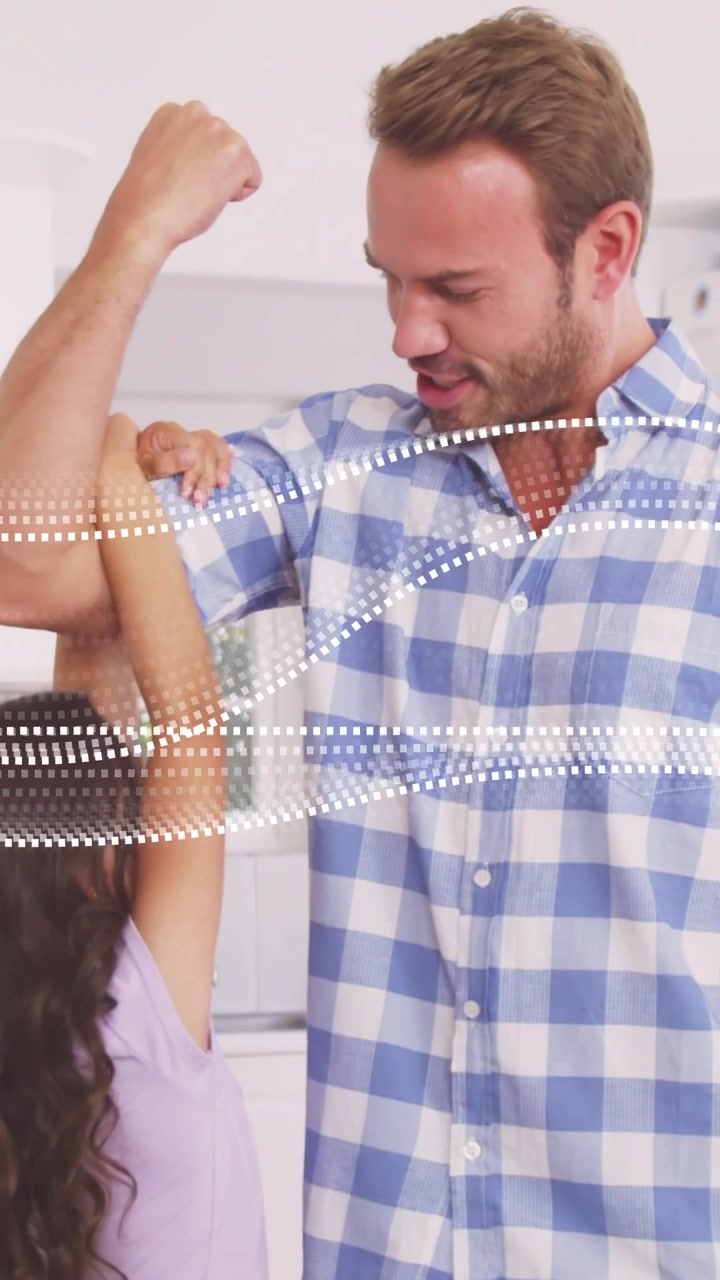 Vídeo vertical: Criança levantando os braços, pai flexionando o braço para brincadeira de força, com sobreposição de onda para saúde.