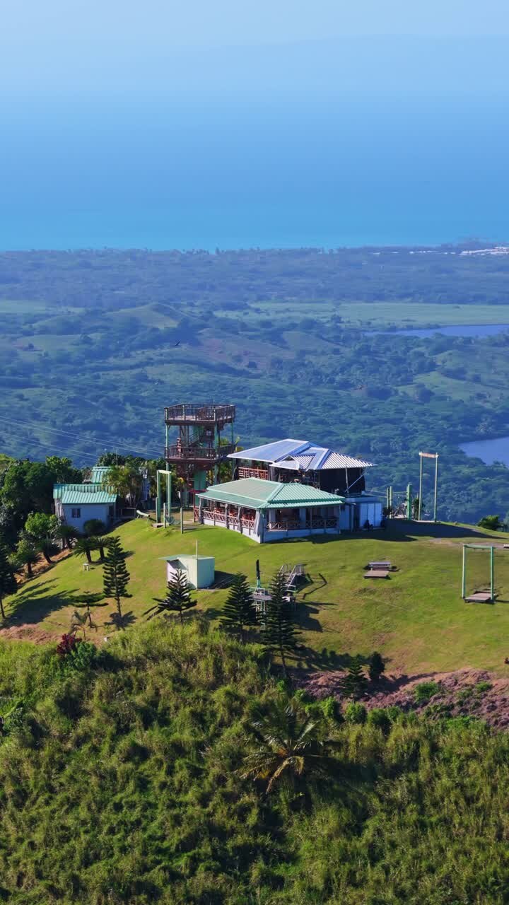 Montaña Redonda turistudsigtspunkt med udsigt over bjergene og lagunen i Den Dominikanske Republik - luftfoto
