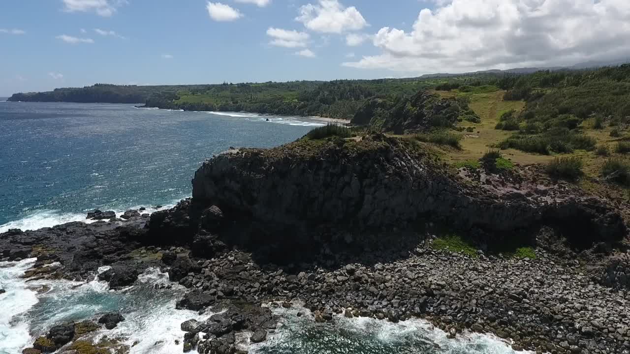 volando hacia atrás sobre un acantilado en la costa de maui, hawai en un día soleado, dolly inverso