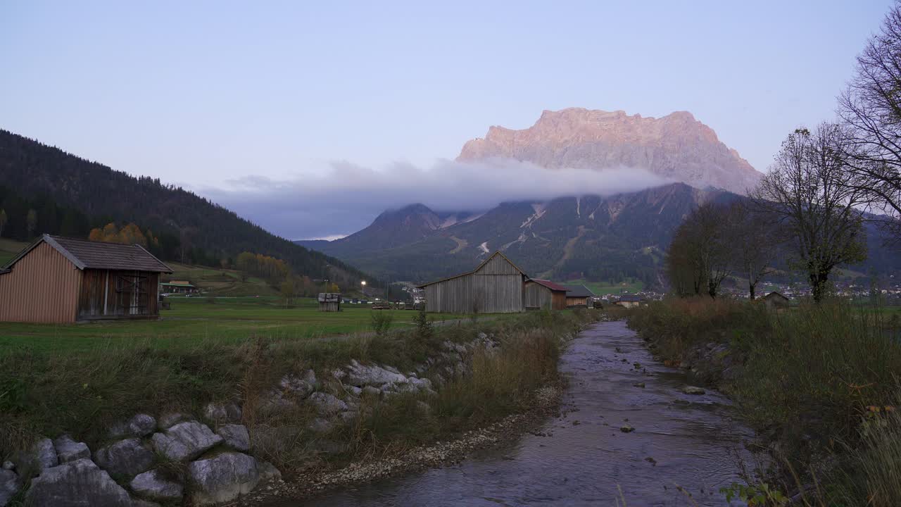 nube baja oscurece la montaña de zugspitze en los alpes