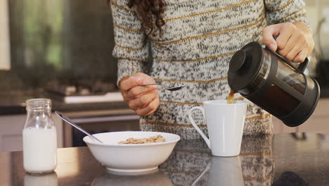 Glückliche-Frau-In-Winterkleidung,-Die-Kaffee-In-Eine-Kaffeetasse-Gießt-4k-4k