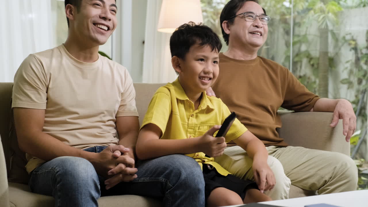 거실 에 있는 아시아인 남자 와 소년