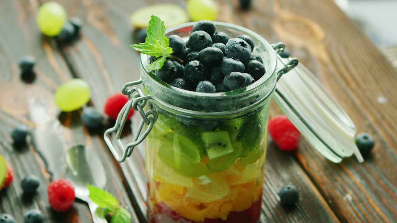 frutas frescas en tarro de cristal