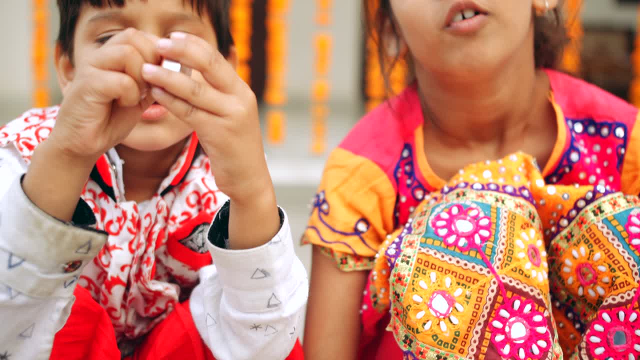 아이들은 집에서 함께 시간을 보내며 놀고 교육적입니다.