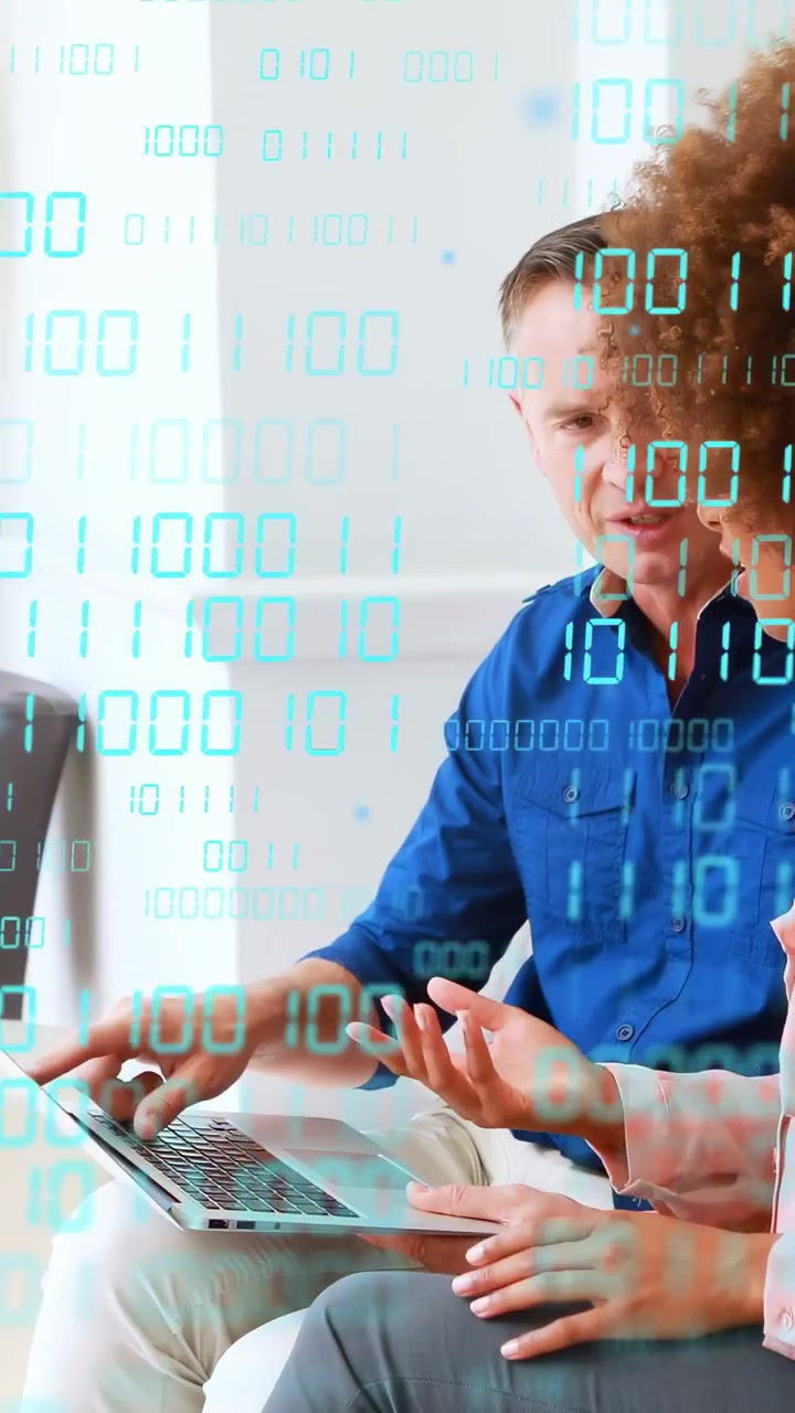Vertikal video: Mand åbner bærbar computer, kvinde ser på, binære cifre strømmer til fælles dataanalyse