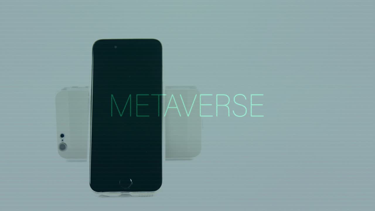 Tre smartphone che appaiono, con glitch, sfarfallano, si ritirano e si affinano, con il testo "METAVERSO" che rivela chiarezza.